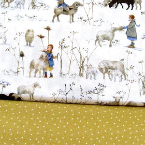 Op de afbeelding: Witte stof met een herhalend patroon van kinderen, schapen en planten. De stof heeft een witte achtergrond met een subtiele textuur. De kinderen dragen blauwe en witte kleding. De schapen zijn wit en hebben zwarte neuzen. De planten zijn groen en bruin. De stof is doormidden gevouwen, en de onderste helft is effen geel met witte stippen.