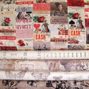 Könnte beinhalten: Ein Stapel Stoff mit einer Collage von Vintage-inspirierten Designs. Die oberste Schicht ist rot und weiß mit Bildern von Spielkarten, Rosen und Text. Die unteren Schichten sind beige und haben ein Gittermuster, handschriftlichen Text und Schmetterlinge.
