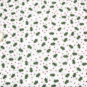 Könnte beinhalten: Weißer Stoff mit einem sich wiederholenden Muster aus grünen Weihnachtsbäumen, kleinen roten Quadraten und winzigen schwarzen Punkten. Die Bäume haben dunkelgrüne Nadeln und schwarze Stämme. Eine Münze befindet sich im Bild als Maßstab.