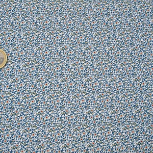 Könnte beinhalten: Ein blauer Stoff mit einem weißen und orangefarbenen Blumenmuster. Der Stoff ist mit winzigen Blumen bedeckt.