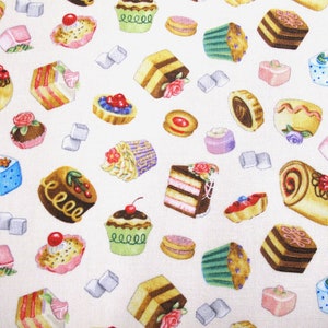 Può includere: Un tessuto bianco con un motivo ripetuto di vari dolci e pasticcini. Il motivo comprende cupcake, torte, biscotti e altri dolcetti. Il tessuto è perfetto per progetti di artigianato, quilting e altri progetti di cucito.