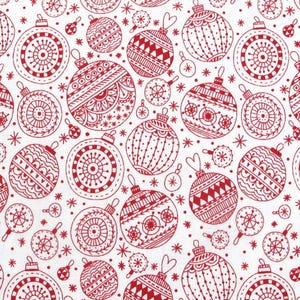 Könnte beinhalten: Weißer Stoff mit einem sich wiederholenden Muster aus roten Weihnachtskugeln. Die Kugeln sind mit verschiedenen Designs verziert, darunter Punkte, Linien und geometrische Formen. Kleine Sterne und kleinere Kugeln füllen die Zwischenräume.