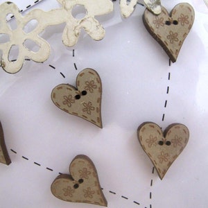 Wooden buttons heart button beige image 3