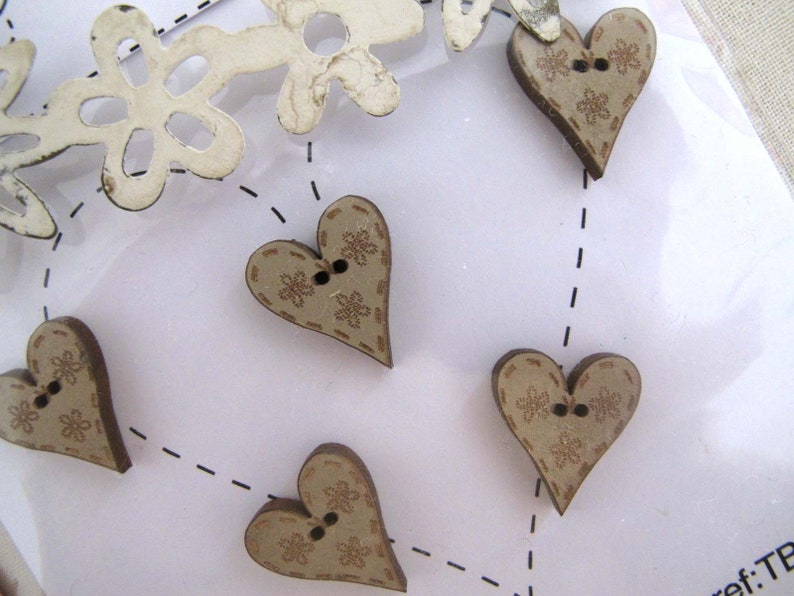 Wooden buttons heart button beige image 3