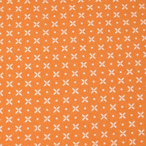 Könnte beinhalten: Nahaufnahme eines orangefarbenen Stoffes mit einem sich wiederholenden Muster aus weißen Blumenformen und Punkten. Das Design ist gleichmäßig über dem Material verteilt und erzeugt eine optisch ansprechende und symmetrische Anordnung. Der Stoff hat ein strukturiertes Aussehen.