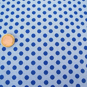 Könnte beinhalten: Weißer Stoff mit einem blauen Tupfenmuster. Die Punkte sind gleichmäßig verteilt und haben etwa die Größe einer 1-Euro-Münze.