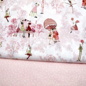 Op de afbeelding: Roze en witte stof met een herhalend patroon van grillige figuren in een tuinsetting. De figuren dragen jurken en hoeden en houden paraplu's, bloemen en andere voorwerpen vast. De achtergrond is lichtroze met een wit stippenpatroon.