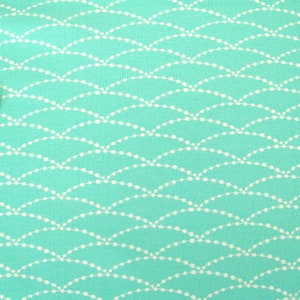 Könnte beinhalten: Türkisfarbener Stoff mit einem weißen, sich wiederholenden Muster aus kleinen Kreisen, die in einem wellenförmigen Linienmuster verbunden sind.