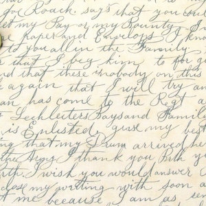 Può includere: Primo piano di una lettera scritta a mano su carta color crema con inchiostro nero. La lettera menziona "Pay or my Bounty" e "Envelops". Una moneta d'argento è visibile nell'angolo in alto a sinistra dell'immagine.