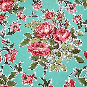 Peut inclure: Un tissu turquoise avec un motif floral composé de roses roses et rouges, de feuilles vertes et d'accents blancs.