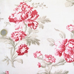 Könnte beinhalten: Ein weißer Stoff mit einem floralen Muster mit rosa und roten Blumen und grünen Blättern. Der Stoff hat eine Vintage-Ästhetik.