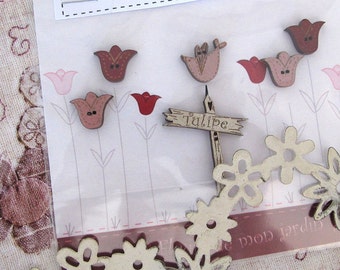 Wooden buttons deco tulips red pink