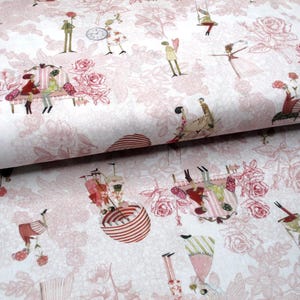 Könnte beinhalten: Weißer Stoff mit einem rosafarbenen Blumenmuster mit Illustrationen von Menschen und Heißluftballons. Der Stoff hat einen dezenten Schimmer und eine zarte, romantische Ausstrahlung.