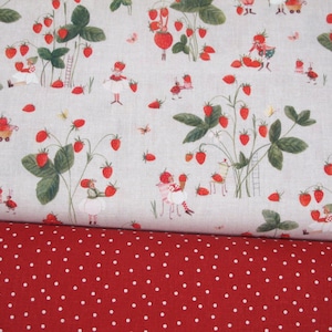 Può includere: Due tessuti: uno con sfondo grigio chiaro con un fantasioso disegno di fragole con bacche rosse, foglie verdi e piccole figure. L'altro tessuto è rosso a pois bianchi. Ideale per progetti di artigianato e cucito.