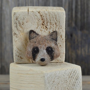 Raccoon felted brooch / Shawl pin / Handbag decoration / Felt jewellery / Wool ornament / Backpack pin / Felted animal / Ready to ship