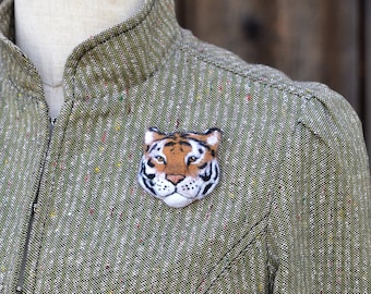 Broche en feutre - tigre/ Bijoux animaux/ Animal en feutre/ Décoration en laine/ Épinglette de sac à dos/ Décoration de sac à main/ Fabriqué sur commande