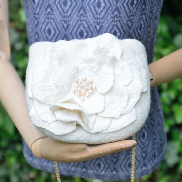 Felt sac à main-White Rose/Bridal Accessories/For the bride/For wedding/for wedding dress/shoulder bag/ready to ship