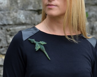 Broche en feutre - Dragon Emeraude / Décoration veste ou manteau / Un cadeau insolite / Pour les fans de fantasy / Cosplay / Firnen / Réalisé sur commande