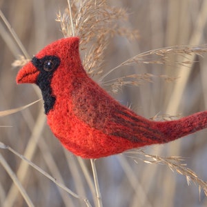 Bird needle felted brooch - Northern cardinal / Shawl pin / Handbag decoration / Felt jewellery / Wool ornament /Backpack pin /Made to order