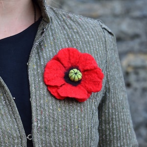 Felted brooch - wild poppy / Felt jewellery / Wool ornament / Gift for her/ Red poppy brooch/ Wild flower brooch / Shawl pin / Ready to ship