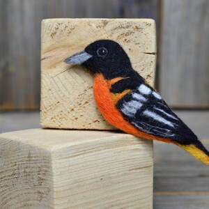 Bird needle felted brooch - Baltimore oriole / Shawl pin / Handbag decoration / Felt jewellery / Wool ornament /Backpack pin /Made to order