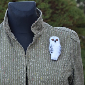 Bird needle felted brooch - Snowy owl/ Shawl pin / Handbag decoration / Felt jewellery/ Wool ornament/ Backpack pin/ Wall decor / Hedwig