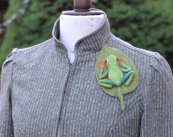 Broche en feutre - Grenouille sur une feuille #2 / Bijoux en laine avec animaux / Animal en feutre / Épingle à dos / Décoration de sac à main / Insolite