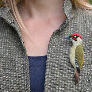 Bird needle felted brooch - European green woodpecker / Shawl pin / Handbag decoration / Wool ornament/ Backpack pin/ Made to order
