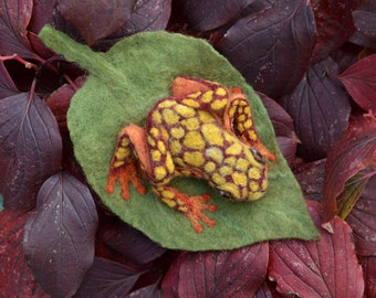 Broche en feutre - Grenouille sur une feuille #1 / Bijoux en laine avec animaux / Animal en feutre / Épingle à dos / Décoration de sac à main / Insolite