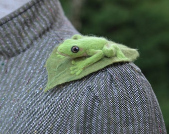 Broche en feutre - Grenouille sur une feuille #3 / Bijoux en laine avec des animaux / Animal en feutre / Épingle à dos / Décoration de sac à main / Insolite