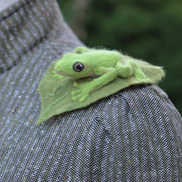 Filzbrosche - Frosch auf einem Blatt #3/ Wollschmuck mit Tieren/ Filztier/ Rucksacknadel/ Handtaschendekoration/ Ungewöhnlich