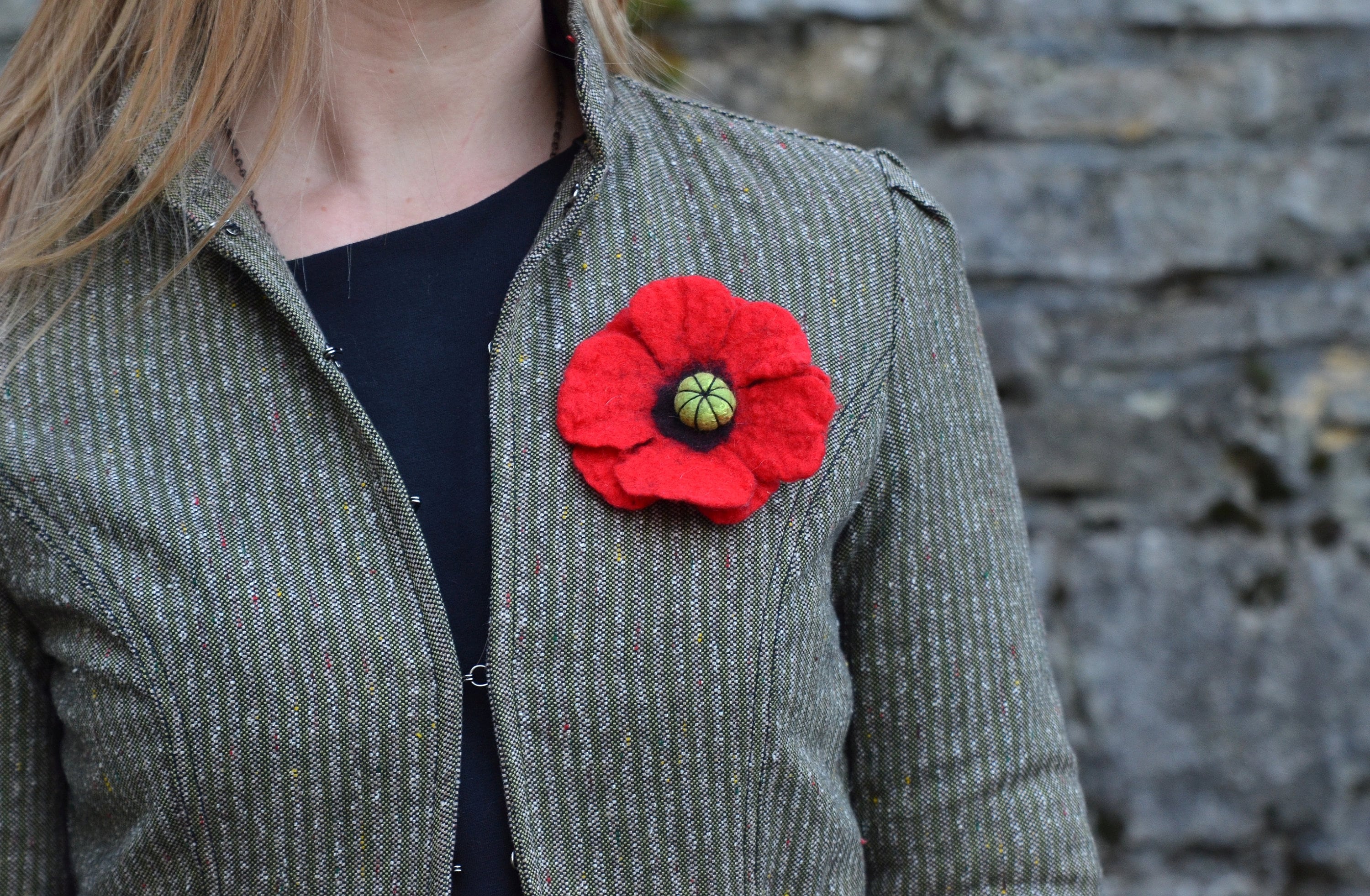 Broche Fleur En Feutre Coquelicot - Pièce Unique Faite Main, Centre Brodé, Diamètre ~2.5 Cm