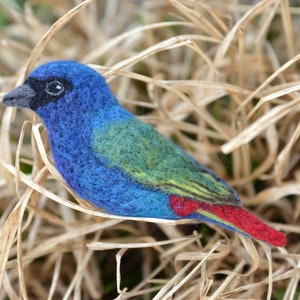 Broche de pájaro de fieltro - Loro azul / Pasador de chal - pájaro / Decoración de bolso o mochila / Decoración de lana / Hecho a pedido