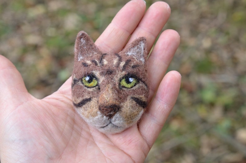 Brown tabby cat felt brooch #12 Cat jewellery Wool ornament Cat pin Backpack pin Handbag decoration Gift for cat lover Ready to ship