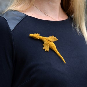 Felted brooch - Gold Dragon / Unique gift/ For fantasy lovers/ Cosplay/ Backpack pin/ Costume decoration/ Glaedr from Eragon / Made to order