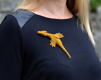 Broche en feutre - Dragon d’or / Décoration d’une veste ou d’une plaque / Cadeau insolite / Pour les amateurs de fantaisie / Cosplay / Glaedr / Sur demande
