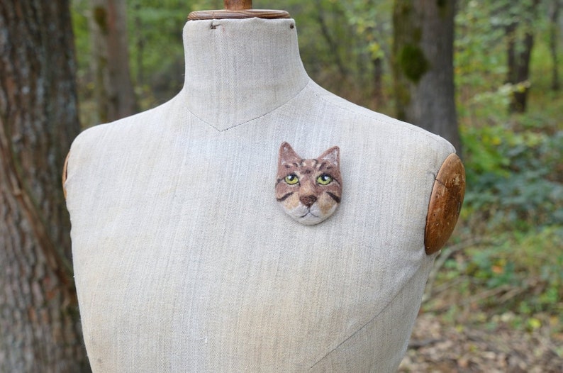 Brown tabby cat felt brooch #12 Cat jewellery Wool ornament Cat pin Backpack pin Handbag decoration Gift for cat lover Ready to ship