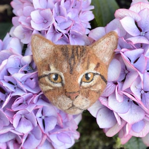 Tabby cat felt brooch #14 / Cat jewellery / Wool ornament / Cat pin / Backpack pin / Handbag decoration / Gift for cat lover / Made to order