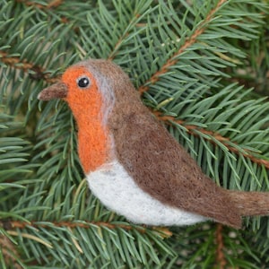 Bird needle felted brooch - European robin / Shawl pin / Handbag decoration / Felt jewellery / Wool ornament / Backpack pin / Made to order