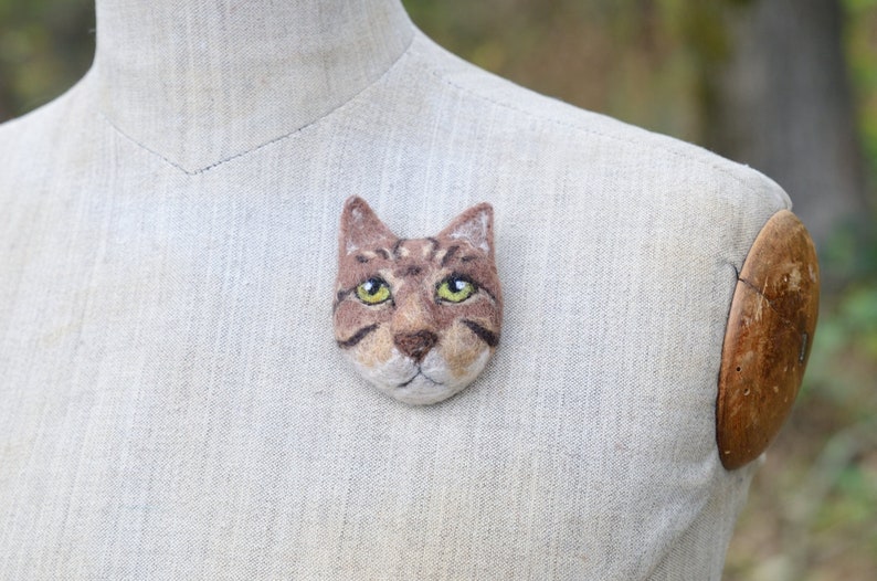 Brown tabby cat felt brooch #12 Cat jewellery Wool ornament Cat pin Backpack pin Handbag decoration Gift for cat lover Ready to ship