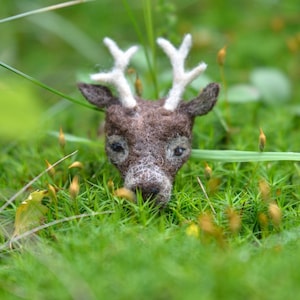 Deer felt brooch/ Shawl pin/ Handbag decoration/ Felt jewellery/ Wool ornament/ Backpack pin/ Felt animal/ Inspired by nature/ Ready to ship