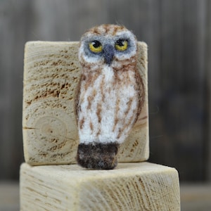 Bird needle felted brooch - Owl #2 / Shawl pin / Handbag decoration / Felt jewellery/ Wool ornament/ Backpack pin/ Wall decor /Ready to ship