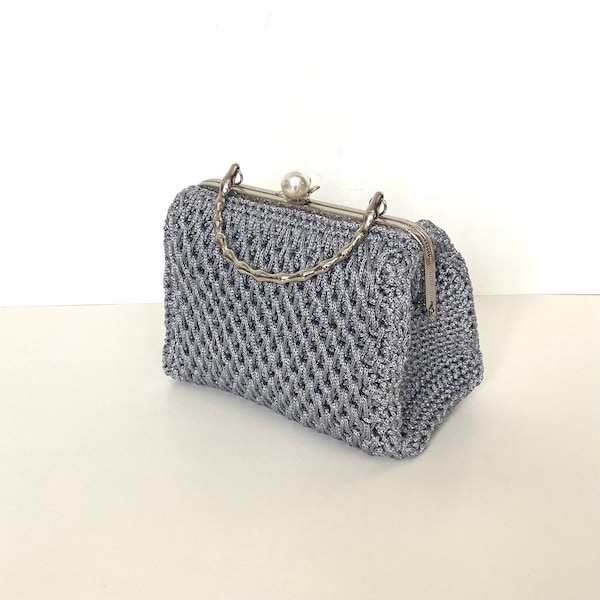 Petit sac à main style vintage crocheté bleu clair ancien / gris clair / argent brillant