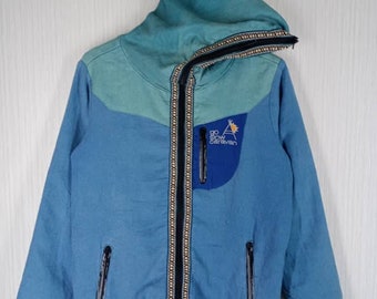 ¡Excepcional! Chaqueta deportiva vintage Go Slow Caravan con capucha y cremallera completa, diseño elegante, talla M.