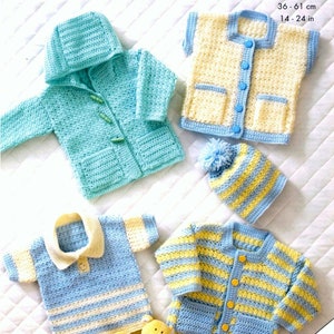 Könnte beinhalten: Vier gehäkelte Baby-Kleidungsstücke in blau-gelben Streifen. Die Kleidungsstücke umfassen eine Kapuzenjacke, eine ärmellose Weste, eine langärmelige Strickjacke und ein kurzärmeliges Hemd. Die Kleidungsstücke sind alle in einer strukturierten Masche mit einem kontrastierenden Farbstreifen gehäkelt.