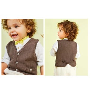 Puede incluir: Un chaleco de punto marrón con cierre de botones y dos bolsillos. El chaleco lo lleva puesto un niño con el pelo rizado.