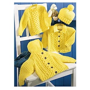 Peut inclure: Trois cardigans en tricot jaune avec des fermetures à boutons et des motifs en tricot torsadé. Un cardigan a une capuche. Un bonnet en tricot jaune avec un pompon est posé sur une chaise blanche.