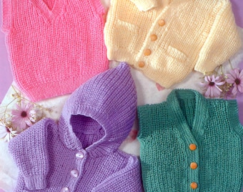 Puede incluir: Cuatro jerséis de punto para bebé en diferentes colores: rosa, amarillo, morado y verde. Los jerséis tienen botones y bolsillos. Los jerséis están dispuestos sobre un fondo morado con flores blancas.