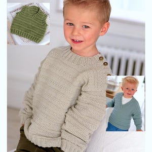 Puede incluir: Un suéter beige tejido con cuello redondo y detalles de botones en el hombro. La imagen también muestra un chaleco verde tejido y un suéter azul tejido con cuello en V. Los suéteres son para niños.