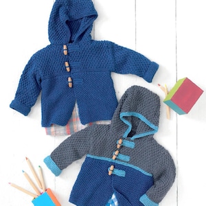 Puede incluir: Dos chaquetas de punto con capucha para bebés. Una es azul con botones de madera y la otra es gris y azul con botones de madera.